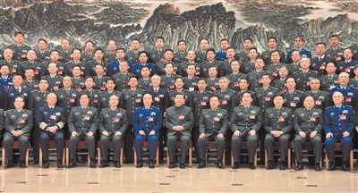 習(xí)近平親切接見會議代表，同大家合影留念。