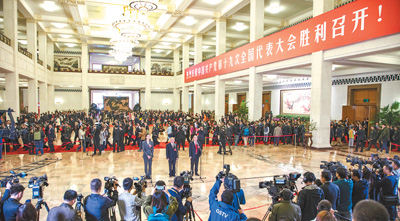 　　24日，中國共產(chǎn)黨第十九次全國代表大會閉幕會舉行。圖為閉幕會后，魏秋月、孟廣祿、薛晨陽代表（自左至右）在接受采訪。