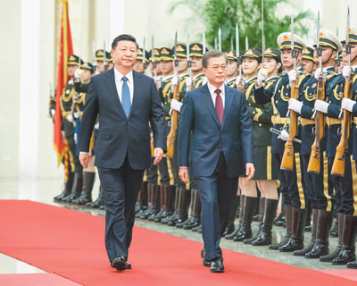 12月14日，國家主席習(xí)近平在北京人民大會堂同來華進(jìn)行國事訪問的韓國總統(tǒng)文在寅舉行會談。這是會談前，習(xí)近平在人民大會堂北大廳為文在寅舉行歡迎儀式。 　　新華社記者 李 濤攝