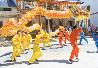 江西井岡山市大隴鎮(zhèn)大隴村群眾載歌載舞慶祝隴上行美麗鄉(xiāng)村建成。 　　人民視覺