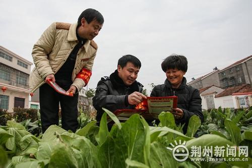 將“精神食糧”送到田間地頭