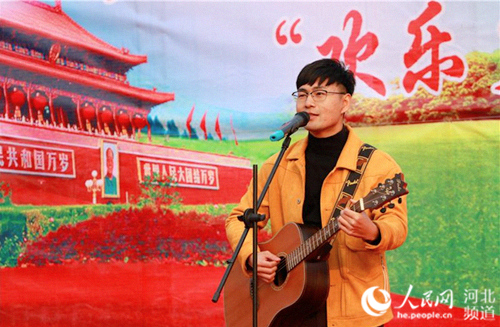 圖為邯鄲市峰峰礦區(qū)大峪鎮(zhèn)大學(xué)生村官蘇智演唱自己創(chuàng)作的歌曲《十九大的暖風(fēng)吹啊吹》，表達(dá)了他“把青春獻(xiàn)給基層”的滿腔熱情，引起眾多青年的共鳴。陳思危 攝