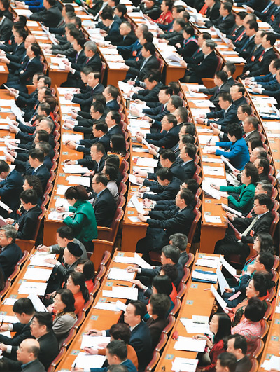 中國人民政治協(xié)商會議第十三屆全國委員會第一次會議上，委員們在認(rèn)真聽會。 　　新華社記者 高 潔攝