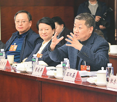 3月7日，全國政協(xié)新聞出版界別舉行小組會議，討論憲法修正案草案。圖為曾慶軍委員在會上發(fā)言。 　　本報記者 史自強(qiáng)攝