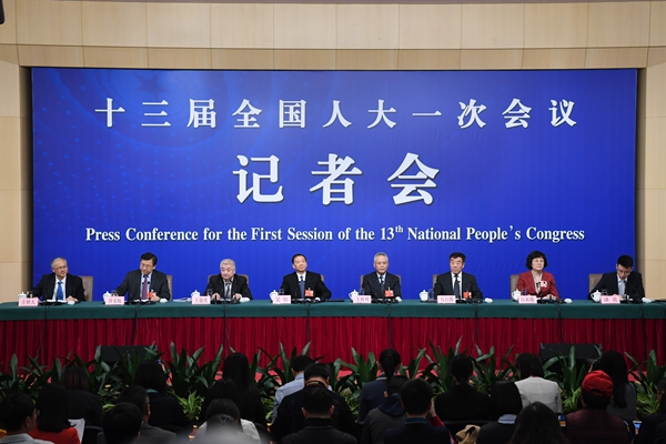 十二屆全國人大內(nèi)司委副主任委員王勝明、財(cái)經(jīng)委副主任委員烏日?qǐng)D、教科文衛(wèi)委副主任委員吳恒、環(huán)資委委員呂彩霞，全國人大常委會(huì)法工委副主任王超英、副主任許安標(biāo)就“人大立法工作”相關(guān)問題回答中外記者提問。