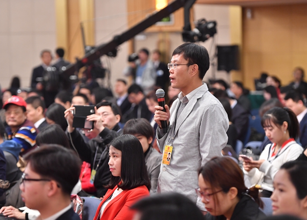 記者提問。