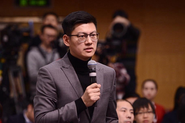 記者提問。