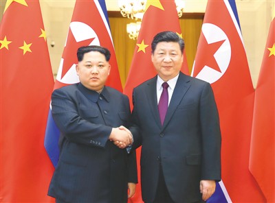 3月25日至28日，應(yīng)中共中央總書記、國家主席習(xí)近平邀請，朝鮮勞動黨委員長、國務(wù)委員會委員長金正恩對我國進行非正式訪問。訪問期間，習(xí)近平同金正恩舉行會談。會談前，習(xí)近平在人民大會堂北大廳為金正恩舉行歡迎儀式。 　　新華社記者 鞠 鵬攝