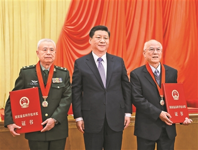 1月8日，2018年度國家科學(xué)技術(shù)獎勵大會在北京人民大會堂隆重舉行。中共中央總書記、國家主席、中央軍委主席習(xí)近平向獲得2018年度國家最高科學(xué)技術(shù)獎的哈爾濱工業(yè)大學(xué)劉永坦院士（右）和中國人民解放軍陸軍工程大學(xué)錢七虎院士（左）頒獎。 新華社記者 謝環(huán)馳 攝