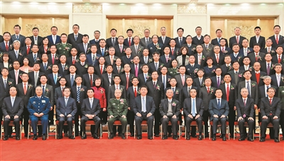 1月8日，2018年度國家科學(xué)技術(shù)獎勵大會在北京人民大會堂隆重舉行。會前，黨和國家領(lǐng)導(dǎo)人習(xí)近平、李克強、王滬寧、韓正等會見獲獎代表并同大家合影留念。 新華社記者 謝環(huán)馳 攝