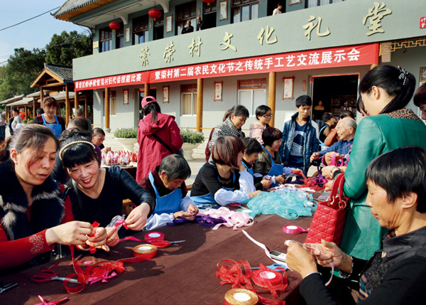 加快建設(shè)基層綜合性文化服務(wù)中心，國家、省、市、縣、鄉(xiāng)、村六級公共文化設(shè)施網(wǎng)絡(luò)進一步完善。圖為浙江省臺州市農(nóng)村文化禮堂。 圖片來源：偉大的變革——慶祝改革開放40周年大型展覽 