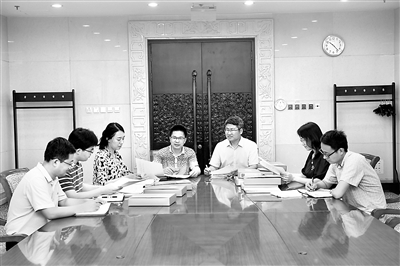 中央紀(jì)委國(guó)家監(jiān)委駐中央統(tǒng)戰(zhàn)部紀(jì)檢監(jiān)察組把落實(shí)“兩個(gè)維護(hù)”作為首要任務(wù)，聚焦權(quán)力運(yùn)行強(qiáng)化政治監(jiān)督。圖為該組紀(jì)檢監(jiān)察干部圍繞如何深化做實(shí)政治監(jiān)督開展交流研討。程鵬 攝