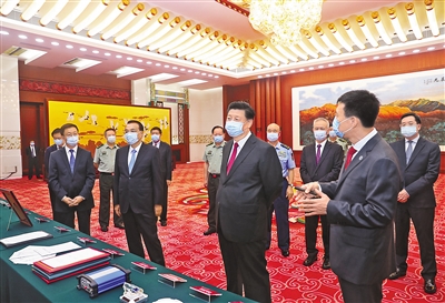 7月31日上午，北斗三號(hào)全球衛(wèi)星導(dǎo)航系統(tǒng)建成暨開通儀式在北京舉行。中共中央總書記、國家主席、中央軍委主席習(xí)近平出席儀式，宣布北斗三號(hào)全球衛(wèi)星導(dǎo)航系統(tǒng)正式開通并參觀北斗系統(tǒng)建設(shè)發(fā)展成果展覽展示。 新華社記者 鞠鵬 攝