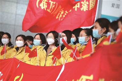 在偉大抗疫斗爭(zhēng)中，14億人民顯示出高度的責(zé)任意識(shí)、自律觀念、奉獻(xiàn)精神、友愛(ài)情懷，鑄就起強(qiáng)大精神防線(xiàn)。國(guó)有難，召必應(yīng)，全國(guó)4.26萬(wàn)名醫(yī)務(wù)人員不畏艱險(xiǎn)、義無(wú)反顧馳援湖北，攜手并進(jìn)、共克時(shí)艱。圖為2月21日，即將奔赴武漢的第五批國(guó)家中醫(yī)醫(yī)療隊(duì)（江蘇）在南京南站整裝待發(fā)。（圖片來(lái)源：人民視覺(jué)）