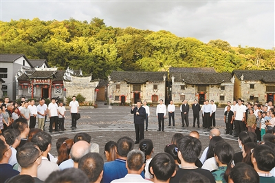 9月16日至18日，中共中央總書記、國家主席、中央軍委主席習(xí)近平在湖南考察。這是16日下午，習(xí)近平在郴州市汝城縣文明瑤族鄉(xiāng)沙洲瑤族村，同村民和游客們親切交流。 新華社記者 岳月偉 攝