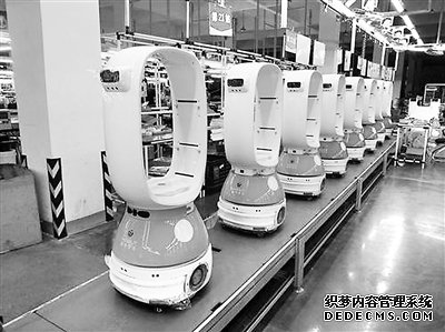 圖為國內(nèi)一家企業(yè)流水生產(chǎn)線上的配送機器人產(chǎn)品。 （資料圖片）