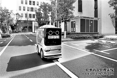 圖為配送機器人在湖南省長沙市經(jīng)開區(qū)東方智造港內(nèi)為企業(yè)配送午餐。 新華社記者 薛宇舸 攝