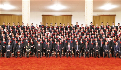 9月8日，全國抗擊新冠肺炎疫情表彰大會在北京人民大會堂隆重舉行。會前，習近平等黨和國家領導人會見國家勛章和國家榮譽稱號獲得者，全國抗擊新冠肺炎疫情先進個人、先進集體代表等，并同大家合影留念。 新華社記者 黃敬文 攝