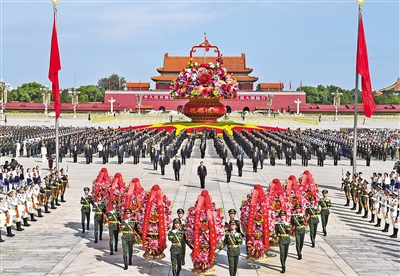 9月30日上午，黨和國(guó)家領(lǐng)導(dǎo)人習(xí)近平、李克強(qiáng)、栗戰(zhàn)書、汪洋、王滬寧、趙樂(lè)際、韓正、王岐山等來(lái)到北京天安門廣場(chǎng)，出席烈士紀(jì)念日向人民英雄敬獻(xiàn)花籃儀式。  新華社記者 謝環(huán)馳 攝
