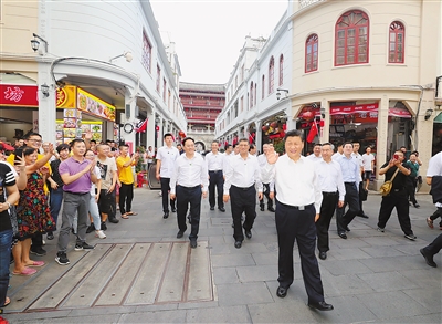 10月12日至13日，中共中央總書記、國家主席、中央軍委主席習(xí)近平在廣東考察。這是12日下午，習(xí)近平在潮州古城牌坊街考察時，向群眾揮手致意。 新華社記者 王曄 攝