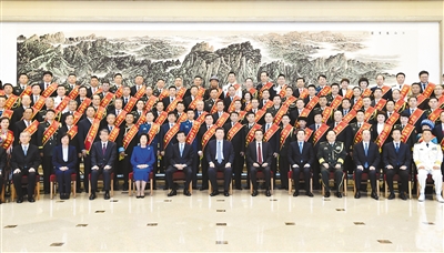 10月20日，黨和國家領導人習近平、李克強、王滬寧等在北京會見全國雙擁模范城（縣）命名暨雙擁模范單位和個人表彰大會代表。新華社記者 李學仁 攝