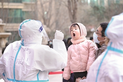1月6日起，河北省石家莊市在全市范圍內全面啟動全員核酸檢測。圖為當日，一名小朋友在石家莊市橋西區(qū)恒大城內接受核酸采樣。 新華社記者 牟宇 攝