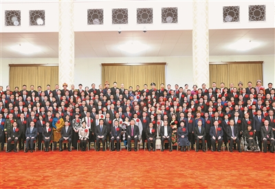 2月25日，全國(guó)脫貧攻堅(jiān)總結(jié)表彰大會(huì)在北京人民大會(huì)堂隆重舉行。會(huì)前，習(xí)近平等會(huì)見(jiàn)全國(guó)脫貧攻堅(jiān)楷模榮譽(yù)稱(chēng)號(hào)獲得者，全國(guó)脫貧攻堅(jiān)先進(jìn)個(gè)人、先進(jìn)集體代表，全國(guó)脫貧攻堅(jiān)楷模榮譽(yù)稱(chēng)號(hào)個(gè)人獲得者和因公犧牲全國(guó)脫貧攻堅(jiān)先進(jìn)個(gè)人親屬代表等，并同大家合影留念。 新華社記者 鞠鵬 攝