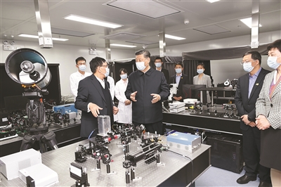 4月19日，在清華大學(xué)建校110周年校慶日即將來臨之際，中共中央總書記、國家主席、中央軍委主席習(xí)近平來到清華大學(xué)考察。這是習(xí)近平在清華大學(xué)成像與智能技術(shù)實(shí)驗(yàn)室同師生們親切交談。 新華社記者 黃敬文 攝