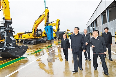 4月25日至27日，中共中央總書記、國家主席、中央軍委主席習近平在廣西考察。這是26日下午，習近平在廣西柳工集團有限公司察看產(chǎn)品展示。  新華社記者 鞠鵬 攝