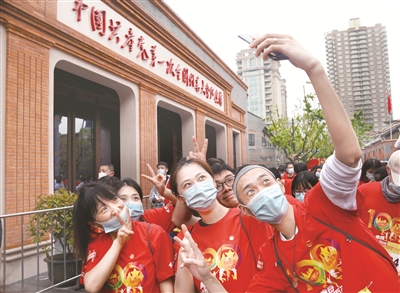 五一假期，新建的中共一大紀(jì)念館拆除了圍擋，試開放約1500平方米的國(guó)旗廣場(chǎng)，吸引了不少市民、游客前來(lái)瞻仰。圖為5月4日，各地青年在國(guó)旗廣場(chǎng)自拍留影。新華社記者 劉穎 攝