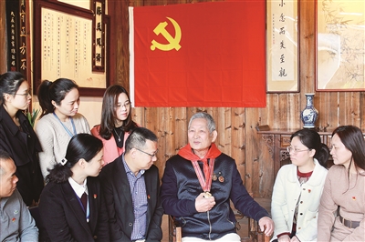 開展黨史學(xué)習(xí)教育以來(lái)，福建省福州市倉(cāng)山區(qū)紀(jì)委監(jiān)委聯(lián)合相關(guān)部門，圍繞“學(xué)史明理、學(xué)史增信、學(xué)史崇德、學(xué)史力行”，開展內(nèi)涵豐富、特色鮮明、形式多樣的學(xué)習(xí)教育。圖為該區(qū)老黨員在螺洲鎮(zhèn)廉政文化館為年輕干部講述紅色故事。林雯婷 攝