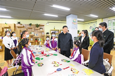 6月7日至9日，中共中央總書記、國家主席、中央軍委主席習(xí)近平在青海考察。這是7日下午，習(xí)近平在西寧市城西區(qū)文匯路街道文亭巷社區(qū)閱覽室，了解社區(qū)向青少年提供公益性課后托管服務(wù)情況。 新華社記者 李學(xué)仁 攝
