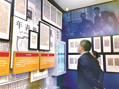 6月17日，觀眾正在參觀專題展。  本報(bào)記者 曹溢 攝