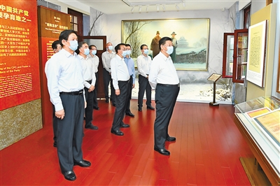 6月25日，中共中央政治局就用好紅色資源、賡續(xù)紅色血脈舉行第三十一次集體學習。這次集體學習采取參觀和討論相結(jié)合的形式，這是習近平、李克強、栗戰(zhàn)書、汪洋、王滬寧、趙樂際、韓正等在北大紅樓參觀“光輝偉業(yè)　紅色序章——北大紅樓與中國共產(chǎn)黨早期北京革命活動主題展”。新華社記者 謝環(huán)馳 攝