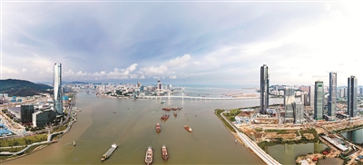 圖為珠海中心大廈、橫琴國際金融中心大廈等高層建筑和遠處的澳門。新華社記者 陳曄華 攝
