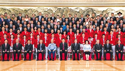 9月15日，中共中央總書記、國家主席、中央軍委主席習近平在陜西省西安市親切會見全國群眾體育先進單位、先進個人代表和全國體育系統(tǒng)先進集體、先進工作者代表，東京奧運會中國體育代表團運動員和教練員代表等，并同大家合影留念。新華社記者 燕雁 攝