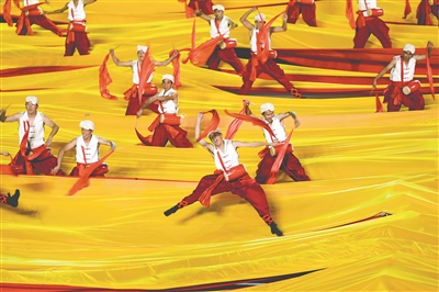 開幕式現(xiàn)場(chǎng)表演突出人文底蘊(yùn)，從傳統(tǒng)文化、民間藝術(shù)中汲取養(yǎng)分，充分彰顯陜西人文特色，精彩紛呈。 （圖片來(lái)源：視覺中國(guó)）