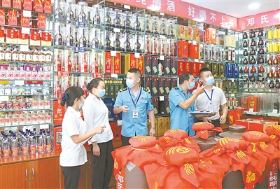 中秋、國慶來臨，四川省瀘州市古藺縣紀委監(jiān)委聯(lián)合市場監(jiān)管等部門，深入各大超市、商場，對違規(guī)收送禮品禮金等問題進行察訪，嚴防“四風(fēng)”隱形變異、反彈回潮。圖為該縣紀檢監(jiān)察干部在某煙酒店摸排問題線索。 蘇海鵬 攝
