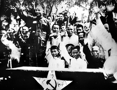 圖②：1925年6月，為了支援上海人民五卅反帝愛國運動，廣州和香港爆發(fā)了由共產(chǎn)黨人領(lǐng)導(dǎo)的省港大罷工。圖為省港大罷工工人代表大會一致通過決議案的情形。 （圖片來源：人民視覺）