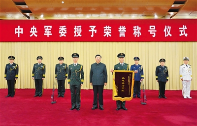7月5日，中央軍委授予榮譽(yù)稱號儀式在北京隆重舉行。中央軍委主席習(xí)近平向獲得“反恐尖刀中隊(duì)”榮譽(yù)稱號的武警部隊(duì)新疆維吾爾自治區(qū)總隊(duì)某機(jī)動(dòng)支隊(duì)特戰(zhàn)大隊(duì)特戰(zhàn)1中隊(duì)頒授獎(jiǎng)旗，并同該中隊(duì)代表合影留念。 新華社記者 李剛 攝