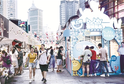 2021年7月11日，遼寧沈陽，當(dāng)天是“頭伏”，市民走出家門，在位于東中街的夜市游玩、休閑、購物。夜市中的非遺等文化展區(qū)吸引大量市民。（圖片來源：視覺中國）
