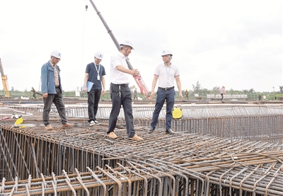 海南省?？谑屑o委監(jiān)委緊盯土地利用、工程招投標、國土空間規(guī)劃“三個領域”，堅決糾治因地生腐、坐地生財?shù)葐栴}，確保工程項目建設風清氣正，高質量推進清廉自貿港建設。圖為?？谑屑o檢監(jiān)察干部到美蘭機場二期配套項目走訪，強化監(jiān)督檢查。蘇弼坤 攝