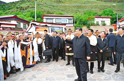 7月21日至23日，中共中央總書記、國家主席、中央軍委主席習近平來到西藏，祝賀西藏和平解放70周年，看望慰問西藏各族干部群眾。這是21日下午，習近平在林芝市巴宜區(qū)林芝鎮(zhèn)嘎拉村考察時，向村民們揮手致意。 新華社記者 申宏 攝