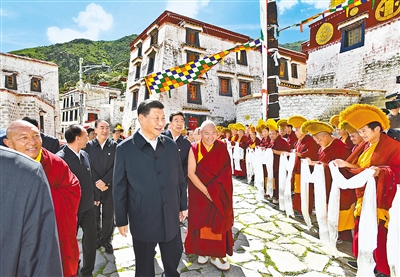 7月21日至23日，中共中央總書記、國家主席、中央軍委主席習近平來到西藏，祝賀西藏和平解放70周年，看望慰問西藏各族干部群眾。這是22日下午，習近平在位于拉薩西郊的哲蚌寺考察。 新華社記者 謝環(huán)馳 攝
