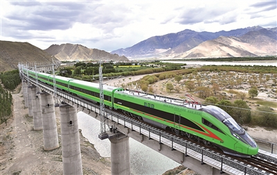圖為行駛在拉林鐵路上的復興號列車。新華社記者 覺果 攝