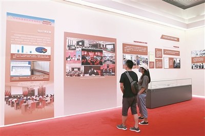 為慶祝中國共產(chǎn)黨成立100周年，2021年7月8日，“讓黨中央放心、讓人民群眾滿意——新時代中央和國家機關黨的建設成就巡禮展”在國家博物館開幕。展覽中全面從嚴治黨相關內容備受關注。圖為觀眾觀看中央和國家機關舉報網(wǎng)站展板。 （圖片來源：人民視覺）