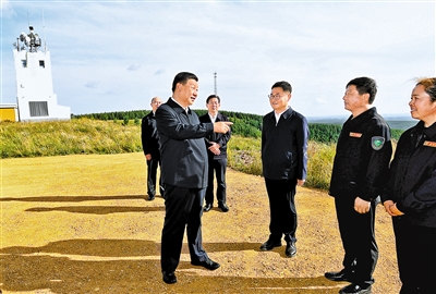 8月23日至24日，中共中央總書記、國家主席、中央軍委主席習(xí)近平在河北省承德市考察。這是23日下午，習(xí)近平在塞罕壩機(jī)械林場月亮山考察時(shí)，親切看望護(hù)林員劉軍、王娟夫婦。 新華社記者 謝環(huán)馳 攝