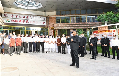 8月23日至24日，中共中央總書記、國家主席、中央軍委主席習(xí)近平在河北省承德市考察。這是24日下午，習(xí)近平在承德市高新區(qū)濱河社區(qū)考察時(shí)，同社區(qū)居民親切交流。 新華社記者 李學(xué)仁 攝