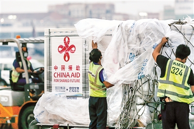 8月20日，中國政府援助的國藥新冠疫苗運(yùn)抵菲律賓首都馬尼拉，這是中國向菲律賓援助的第三批新冠疫苗。 新華社發(fā)（烏馬利 攝）
