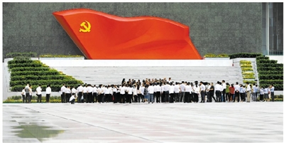 中國(guó)共產(chǎn)黨歷史展覽館西側(cè)廣場(chǎng)上的雕塑作品《旗幟》，吸引眾多參觀者駐足觀看。 （圖片來(lái)源：人民視覺(jué)）